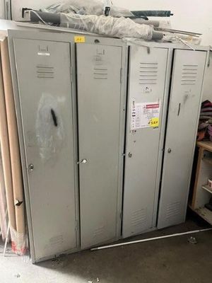 plusieurs casiers dans une pièce, sur lesquels sont posées plein de choses