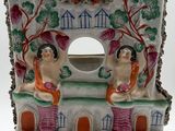 deux figurines assises sur une table