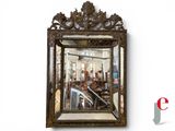 un miroir accroché au mur d'une pièce
