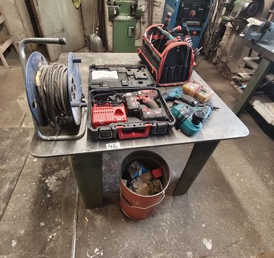 un établi avec des outils dessus, dans un garage