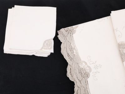 beaucoup de serviettes blanches ornées de dentelle