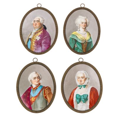 quatre portraits miniatures représentant un homme et une femme en tenue de cérémonie