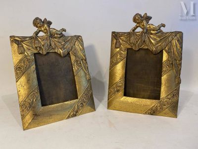 Paire de cadres photo à décor de chérubins en bronze ciselé …