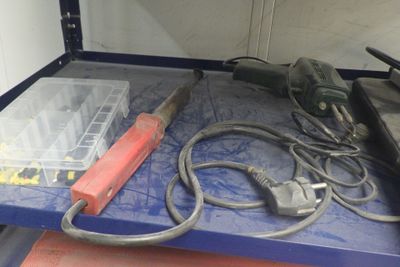 une photo d'un établi sur lequel sont posés des outils
