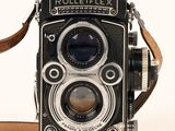 a black and white photo of a rolleiflex camera