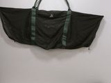 un sac noir accroché au mur à côté d'un jean