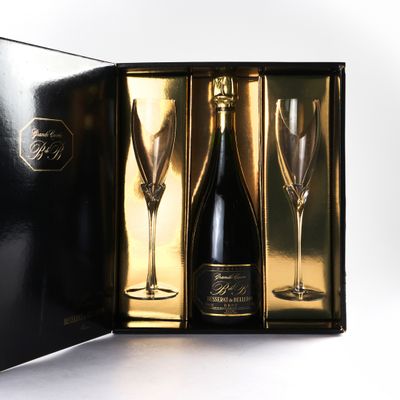 deux coupes à champagne et une bouteille de vin dans un coffret noir