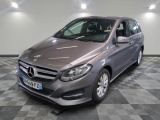 la classe b de la mercedes est garée sur un sol en damier