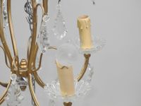 Lustre en métal peint doré et verre à pendeloques, les bobèc… (photo 2)