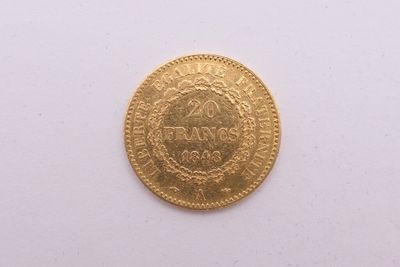 gros plan d'une pièce d'or sur une surface blanche