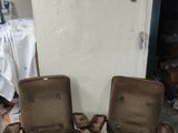 deux chaises assises l'une à côté de l'autre dans une pièce