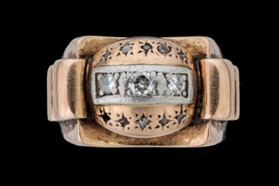 l'image d'une bague ornée de diamants