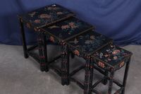 Suite de quatre tables gigognes de style chinois, en bois la… (photo 2)
