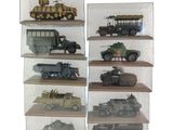 une vitrine sur laquelle sont exposés de nombreux véhicules miniatures