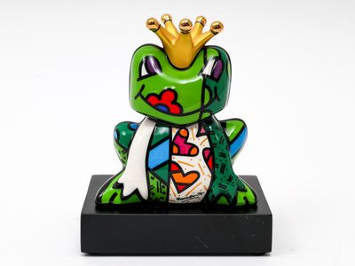 figurine représentant une grenouille coiffée d'une couronne, posée sur un socle noir