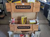 une pile de caisses en bois sur laquelle sont posés divers objets
