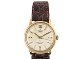 une montre-bracelet plaquée or, avec un cadran blanc et un bracelet en cuir marron