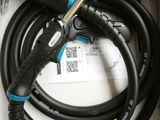 un tuyau noir et un tuyau bleu dans une boîte