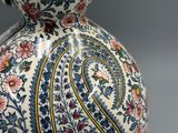 un vase orné d'un motif paisley