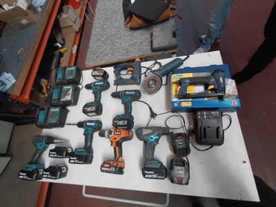 un grand nombre d'outils posés sur une table