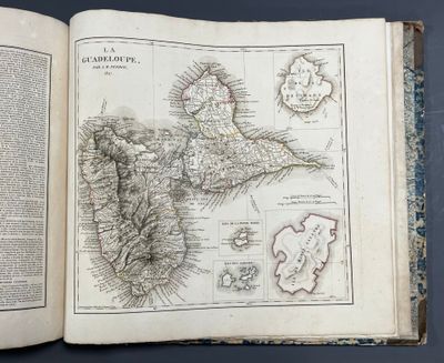 un livre ouvert sur lequel figure une carte de l'île de New York