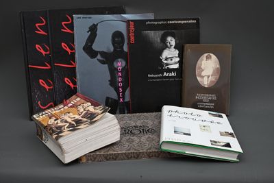 plusieurs livres sont empilés sur une table