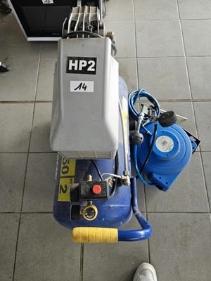 une machine bleue posée sur le sol