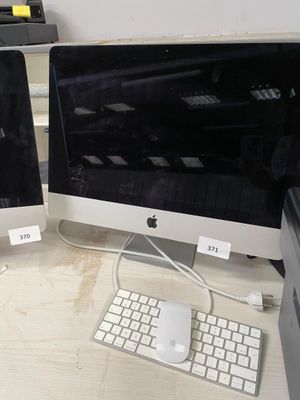 deux écrans d'ordinateur et un clavier sur un bureau