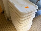une pile de récipients en plastique posée sur un chariot en métal