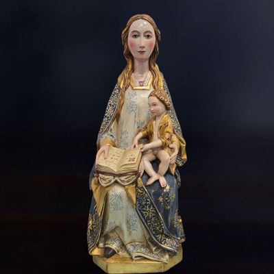 l'image d'une statue représentant une femme tenant un enfant dans ses bras