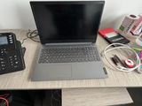 un ordinateur portable posé sur un bureau en bois