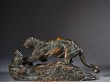sculpture en bronze représentant un tigre sur un rocher