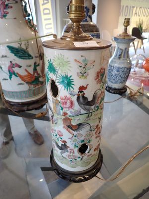deux lampes posées sur une table en verre