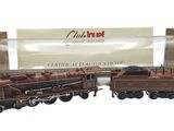 un petit train assis sur les rails