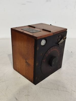 un gros plan d'une boîte en bois sur laquelle est posée une horloge