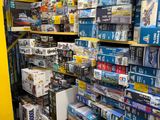 plein de cartons, les uns à côté des autres, sur les étagères du magasin