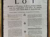 un vieux document sur lequel figure une croix, dans un cadre doré