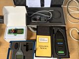 de nombreux appareils électroniques posés sur une table