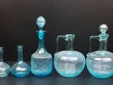un grand nombre de vases en verre posés sur une table