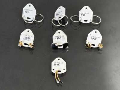 plusieurs étiquettes sont fixées les unes aux autres sur une surface noire