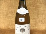 une bouteille de vin posée sur une table