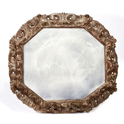 une image représentant un miroir posé sur une surface blanche, avec un fond blanc