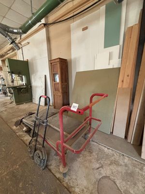 un chariot posé au milieu d'une pièce