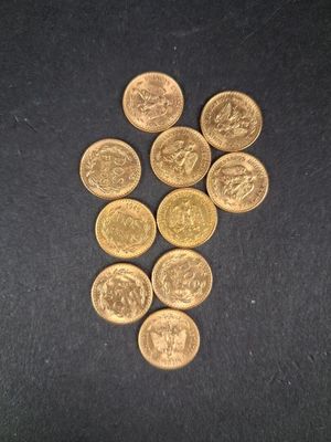 quelques pièces d'or sont disposées en triangle sur une surface noire