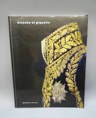 la couverture d'un livre recouverte d'une jaquette brodée d'or