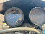 un gros plan d'une moto avec un compteur de vitesse et des jauges