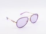 une paire de lunettes de soleil violettes posée sur une surface blanche