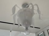 une lampe suspendue au plafond de la pièce