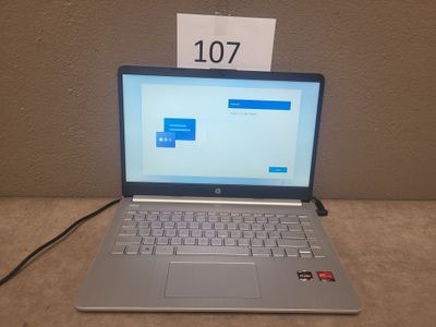 un ordinateur portable posé sur une table, avec un chiffre affiché à l'écran
