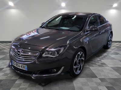 la photo d'une voiture garée dans un garage